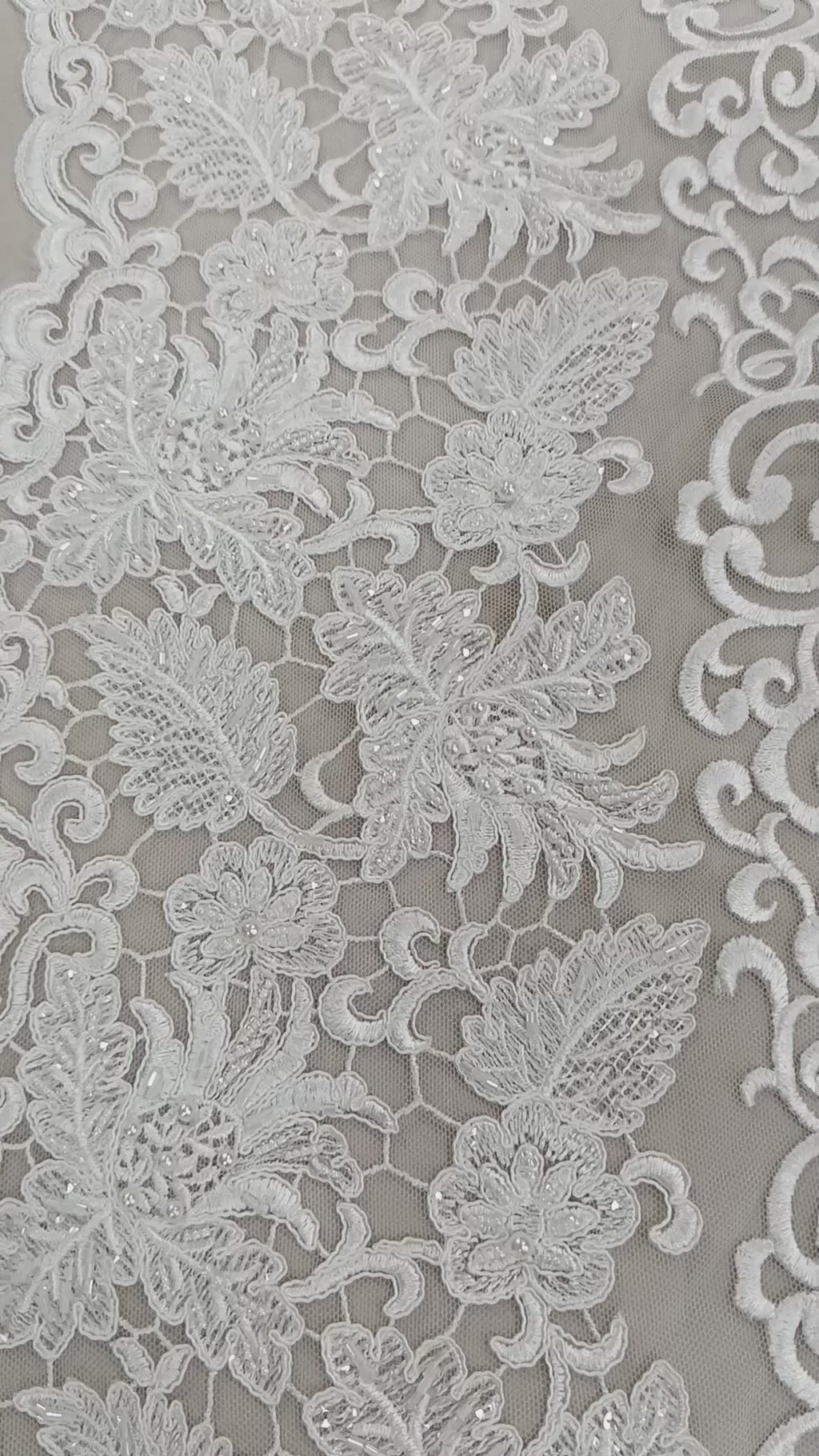 Material textil premium cu model frunze brodate pe tull alb