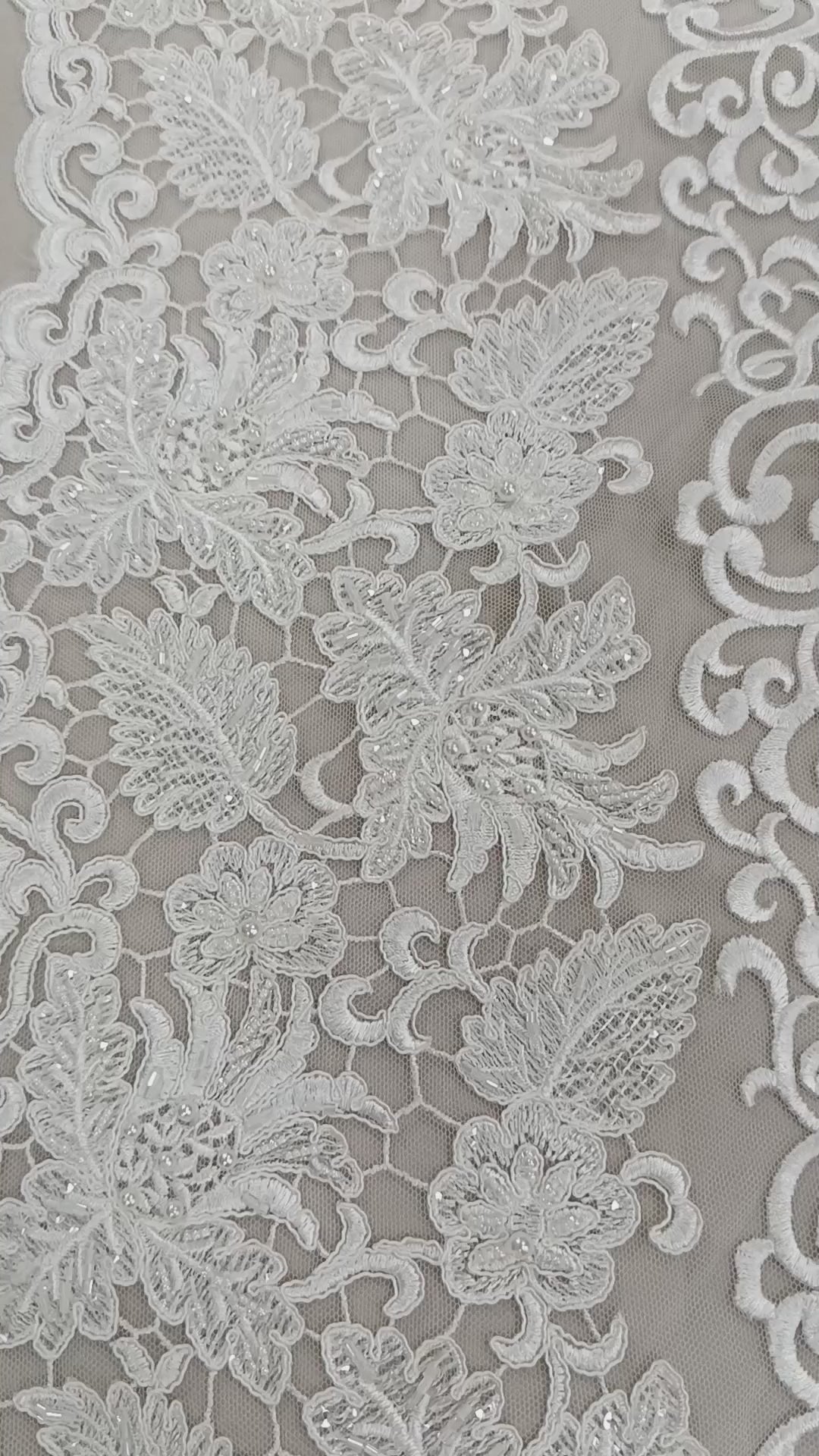 Material textil premium cu model frunze brodate pe tull alb