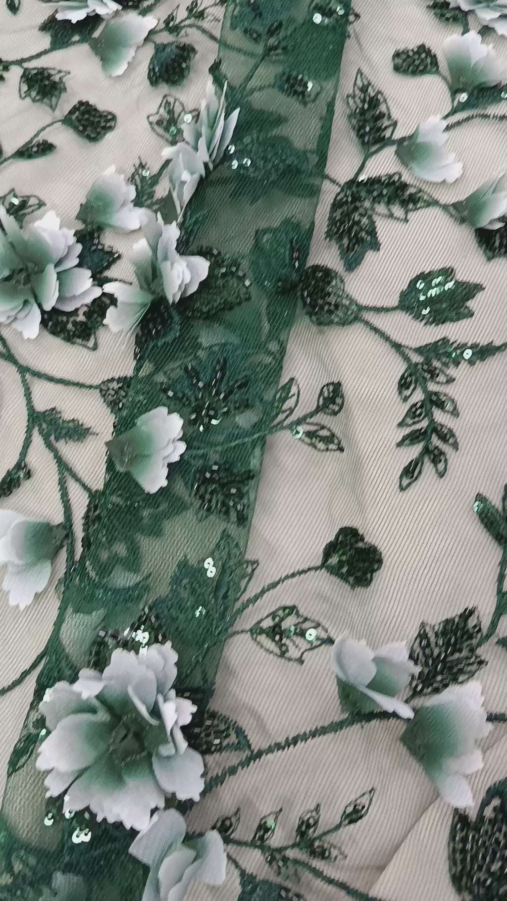 Detaliu al broderiei florale 3D pe tull Verde Smarald
