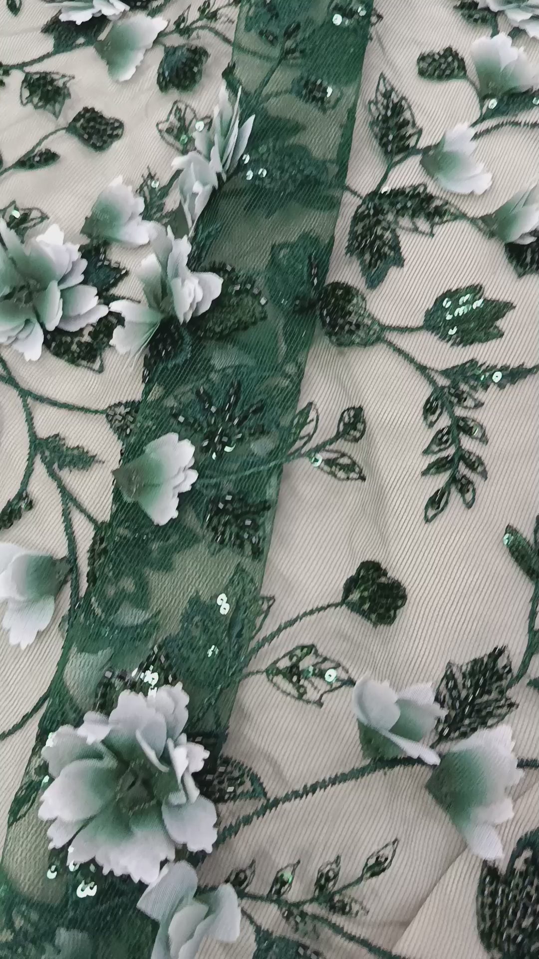 Detaliu al broderiei florale 3D pe tull Verde Smarald