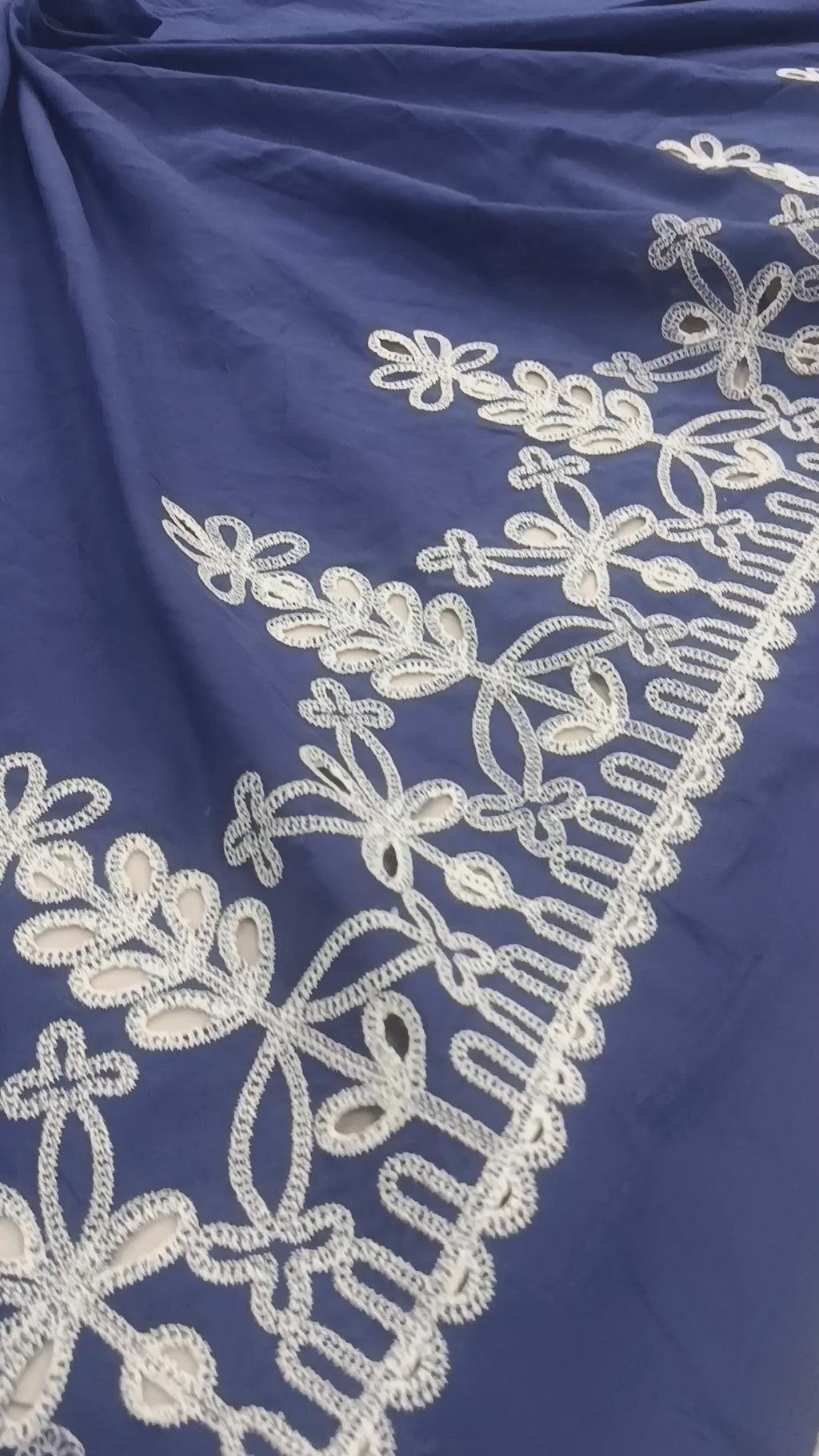 Model elegant din bumbac cu broderie bleumarin