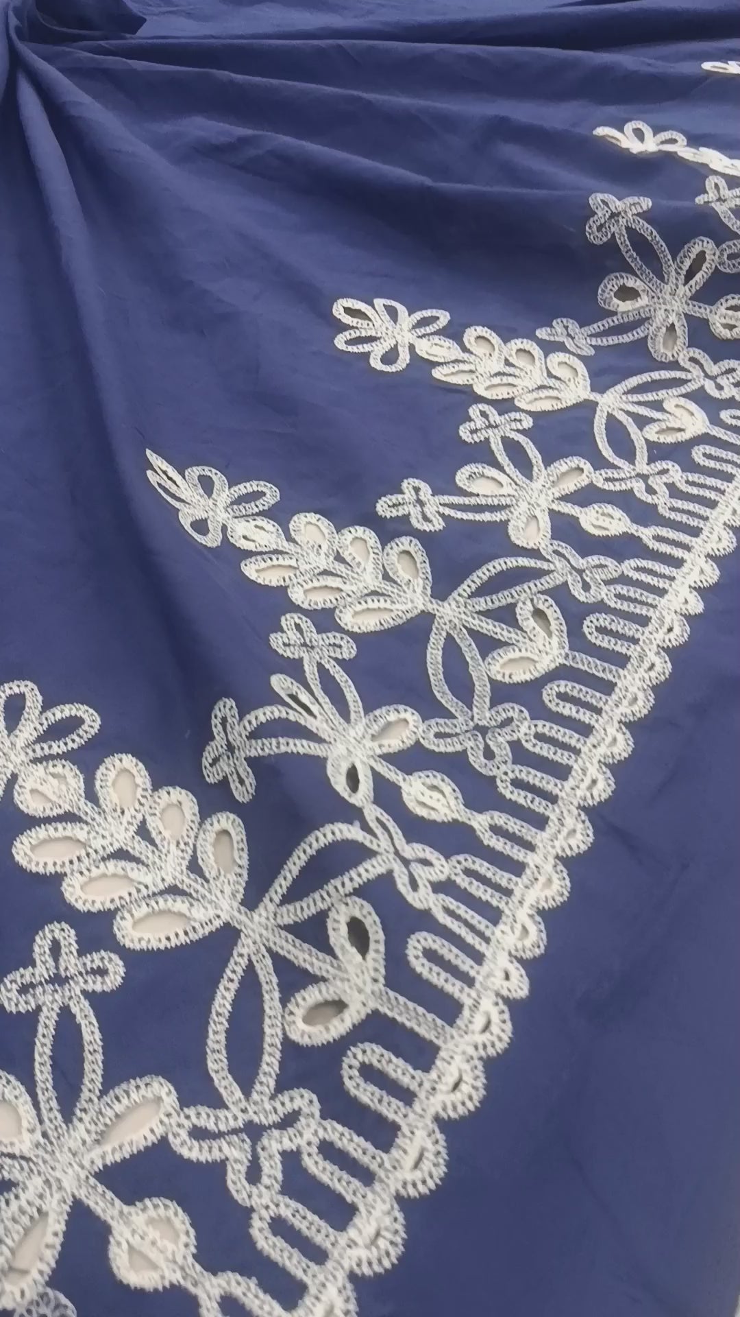 Model elegant din bumbac cu broderie bleumarin