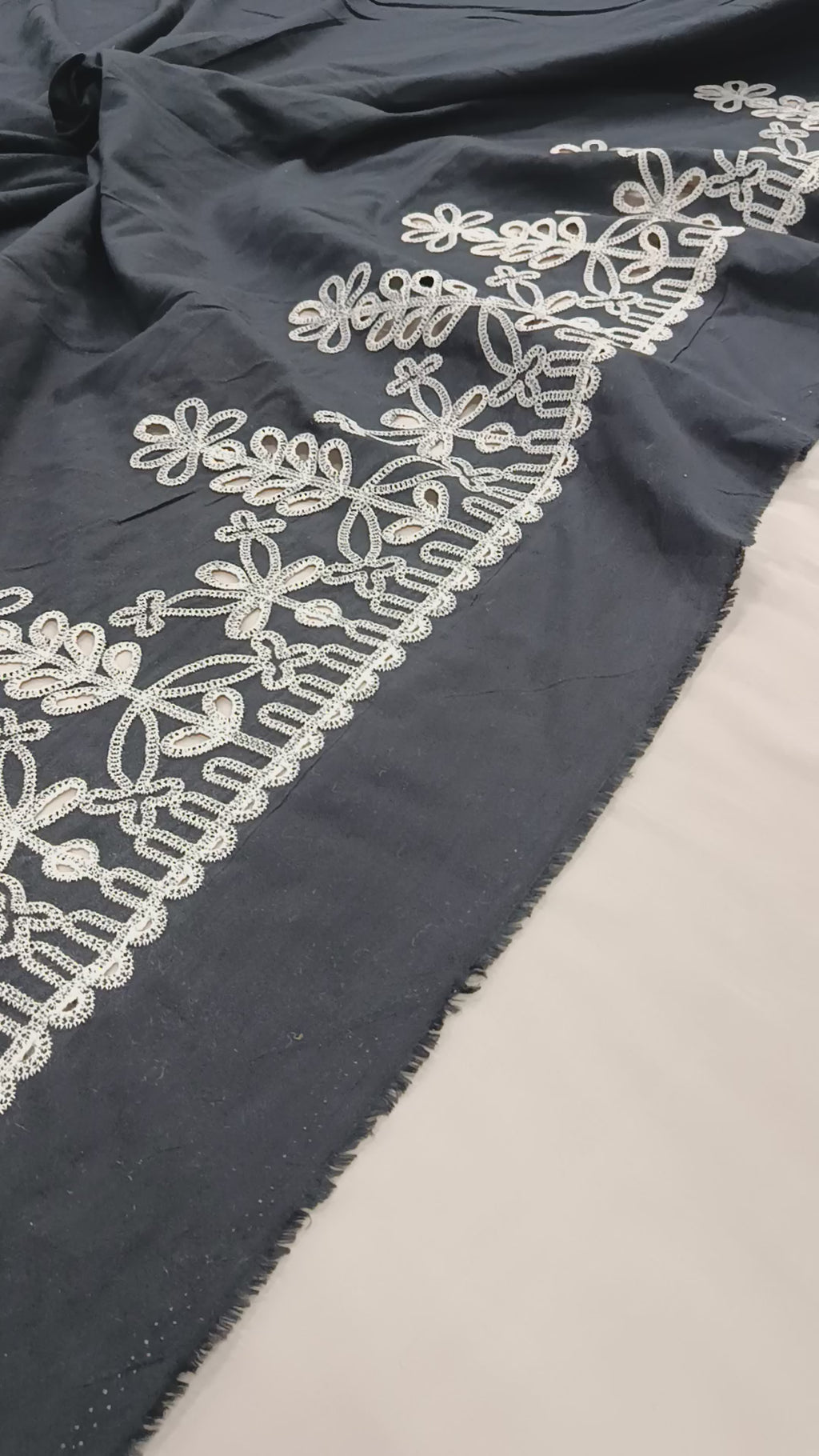 Material textil din bumbac cu broderie de calitate