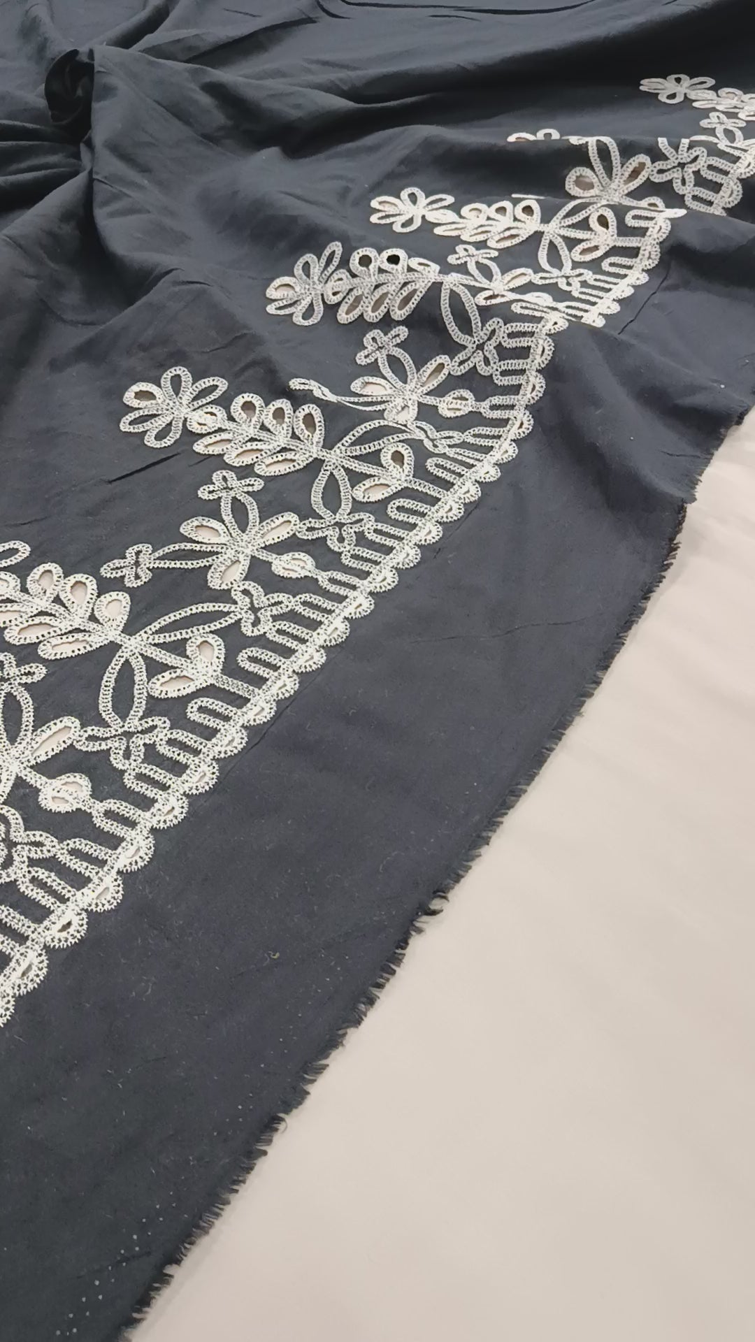 Material textil din bumbac cu broderie de calitate