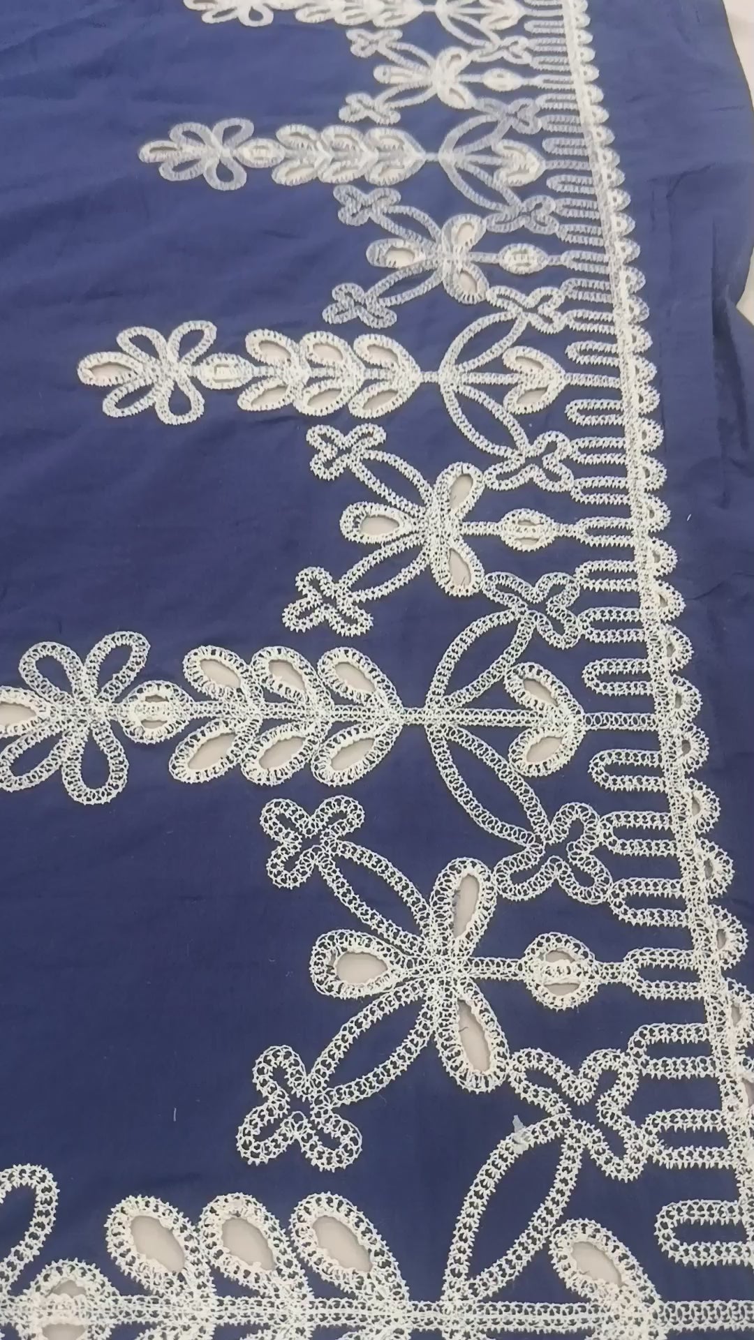 Detaliu broderie pe material din bumbac bleumarin