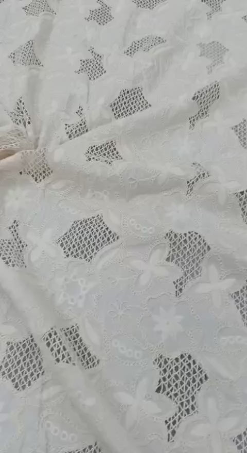 Detaliu al broderiei sparte cu fir gros pe material din bumbac