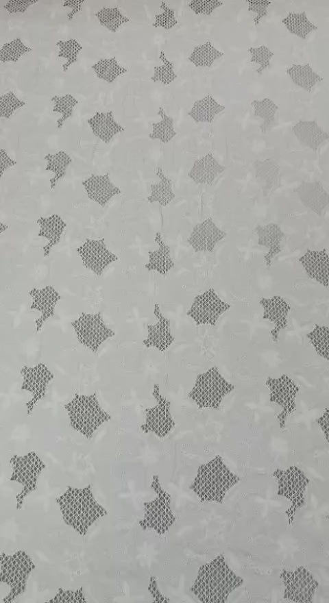 Material din bumbac cu broderie spartă, ideal pentru rochii și bluze