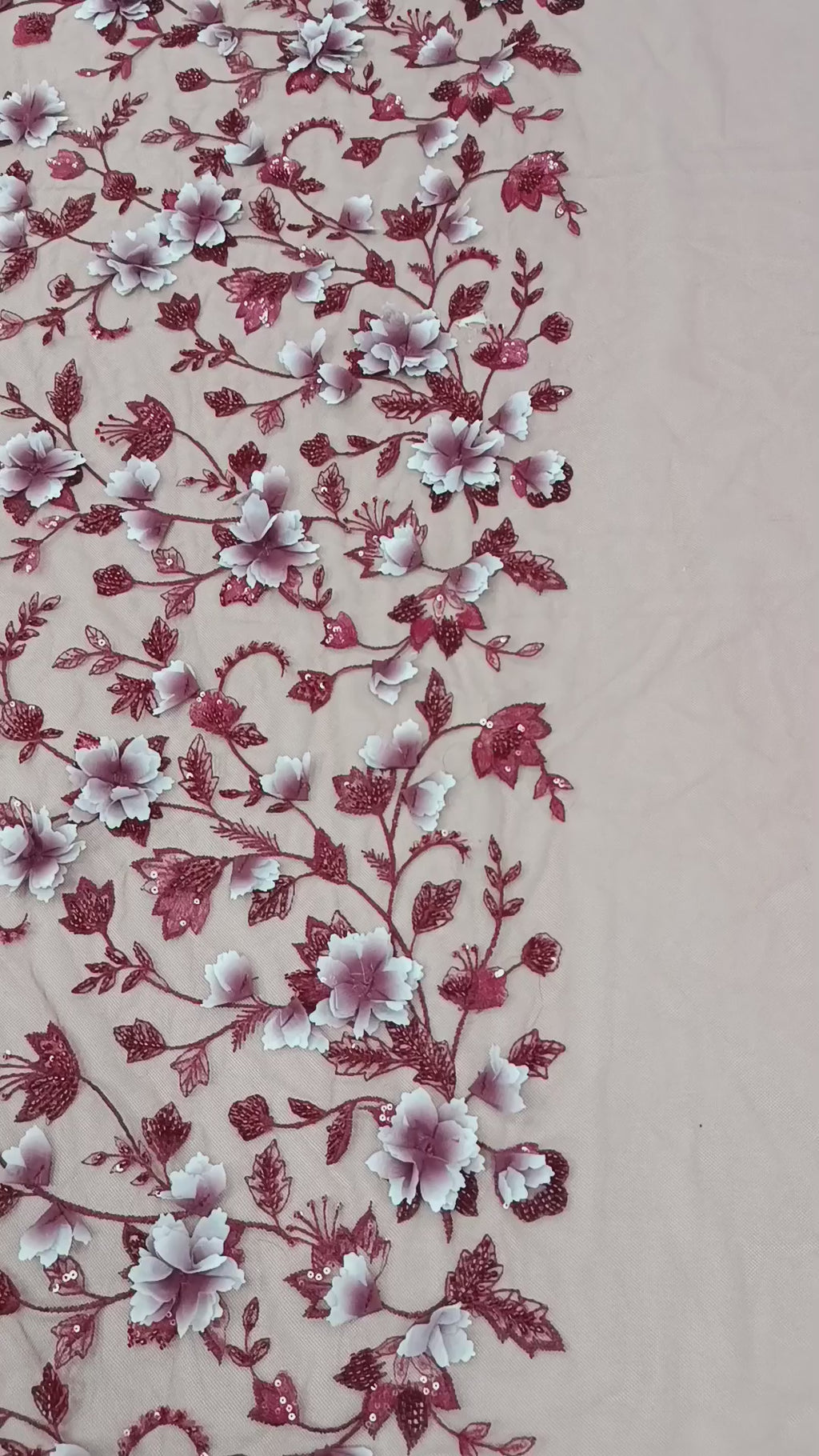Textură tull brodat bordo cu aplicații decorative