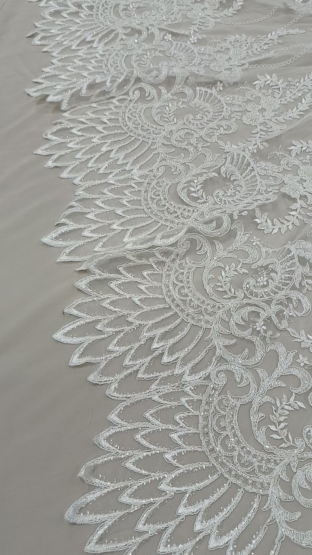 Tull brodat premium cu perle și pietre decorative