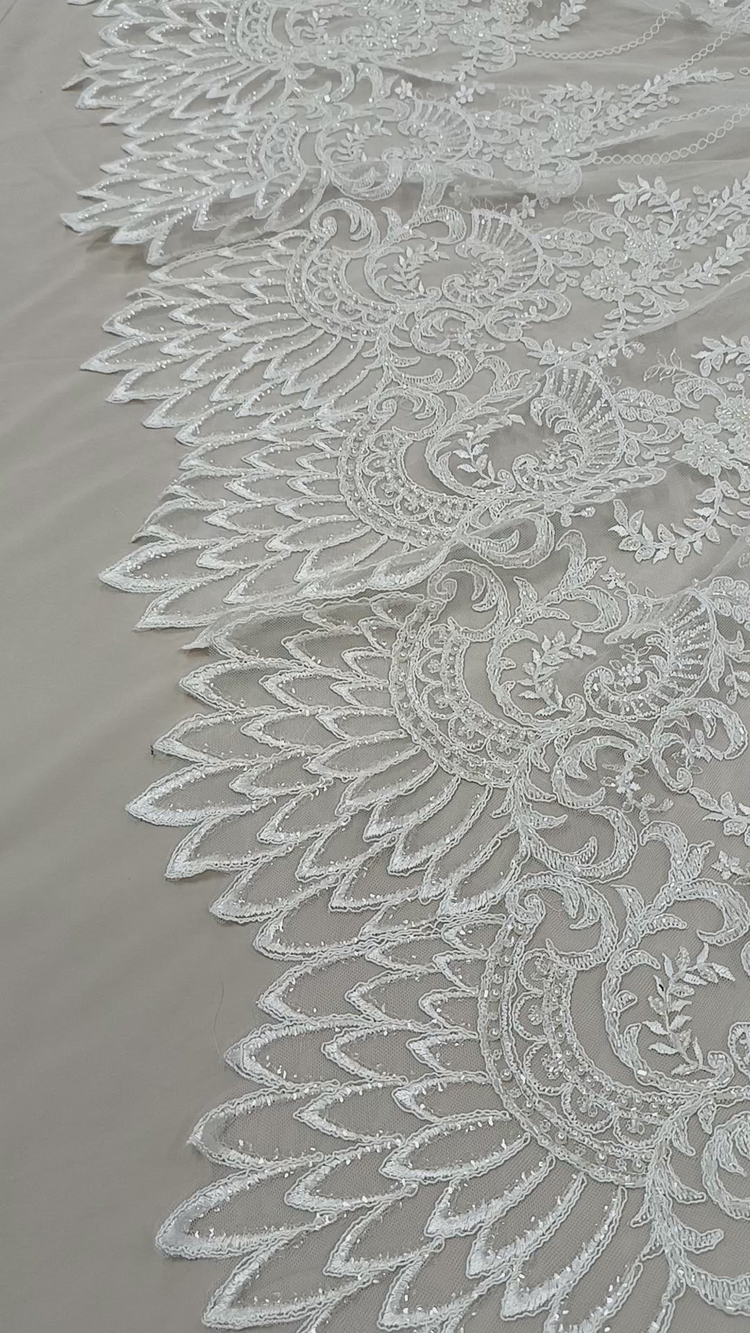 Tull brodat premium cu perle și pietre decorative
