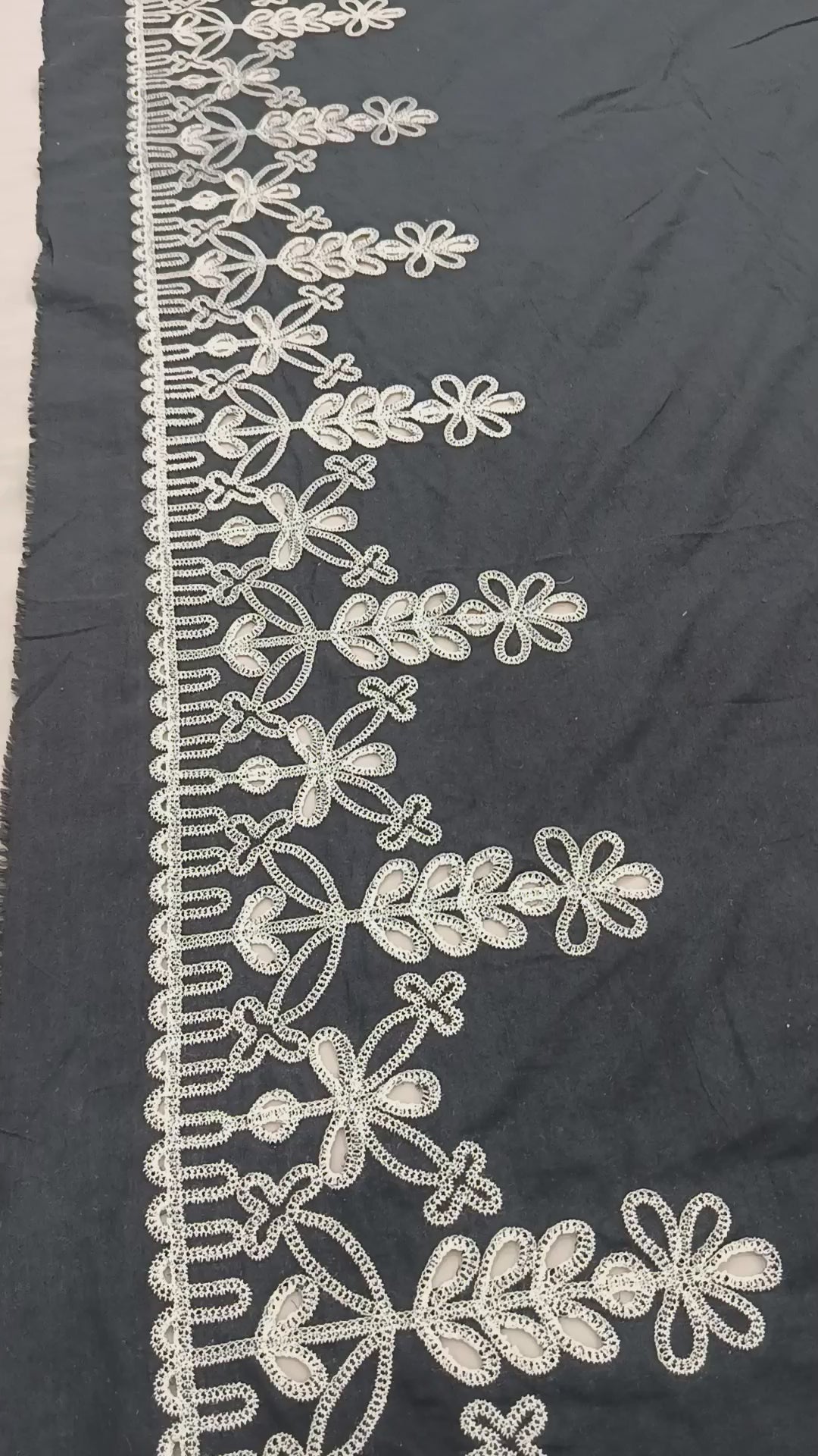 Prim-plan broderie pe material premium din bumbac