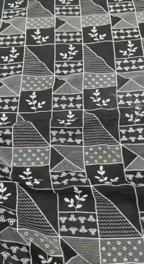 Detaliu al broderiei elegante pe bumbac alb și negru premium