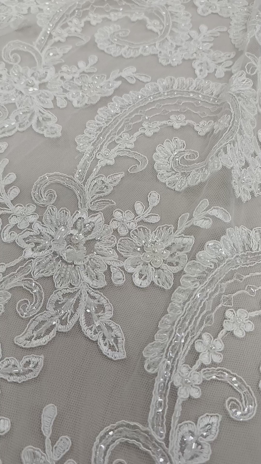 Tull alb brodat cu perle și pietre decorative premium
