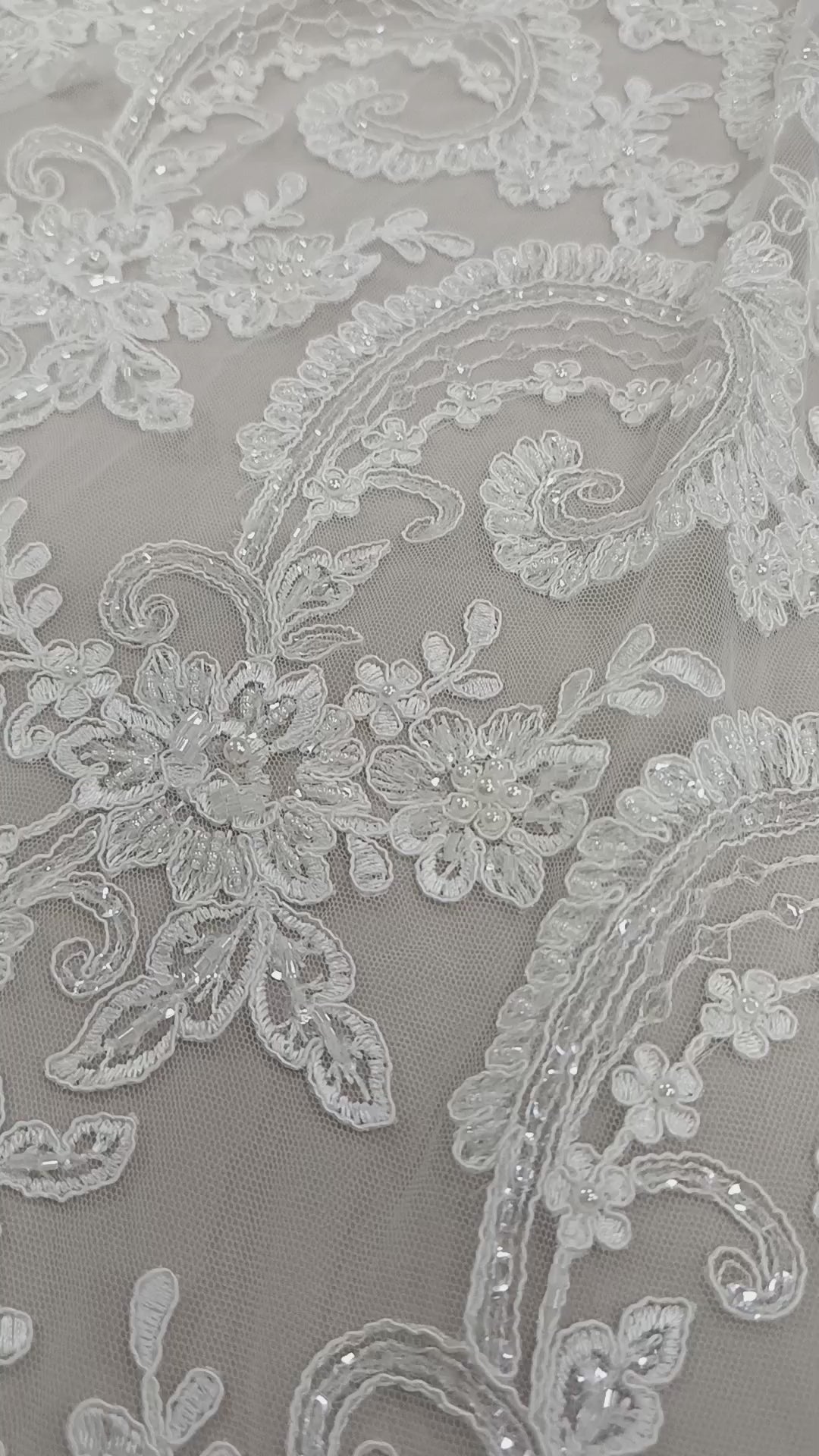 Tull alb brodat cu perle și pietre decorative premium