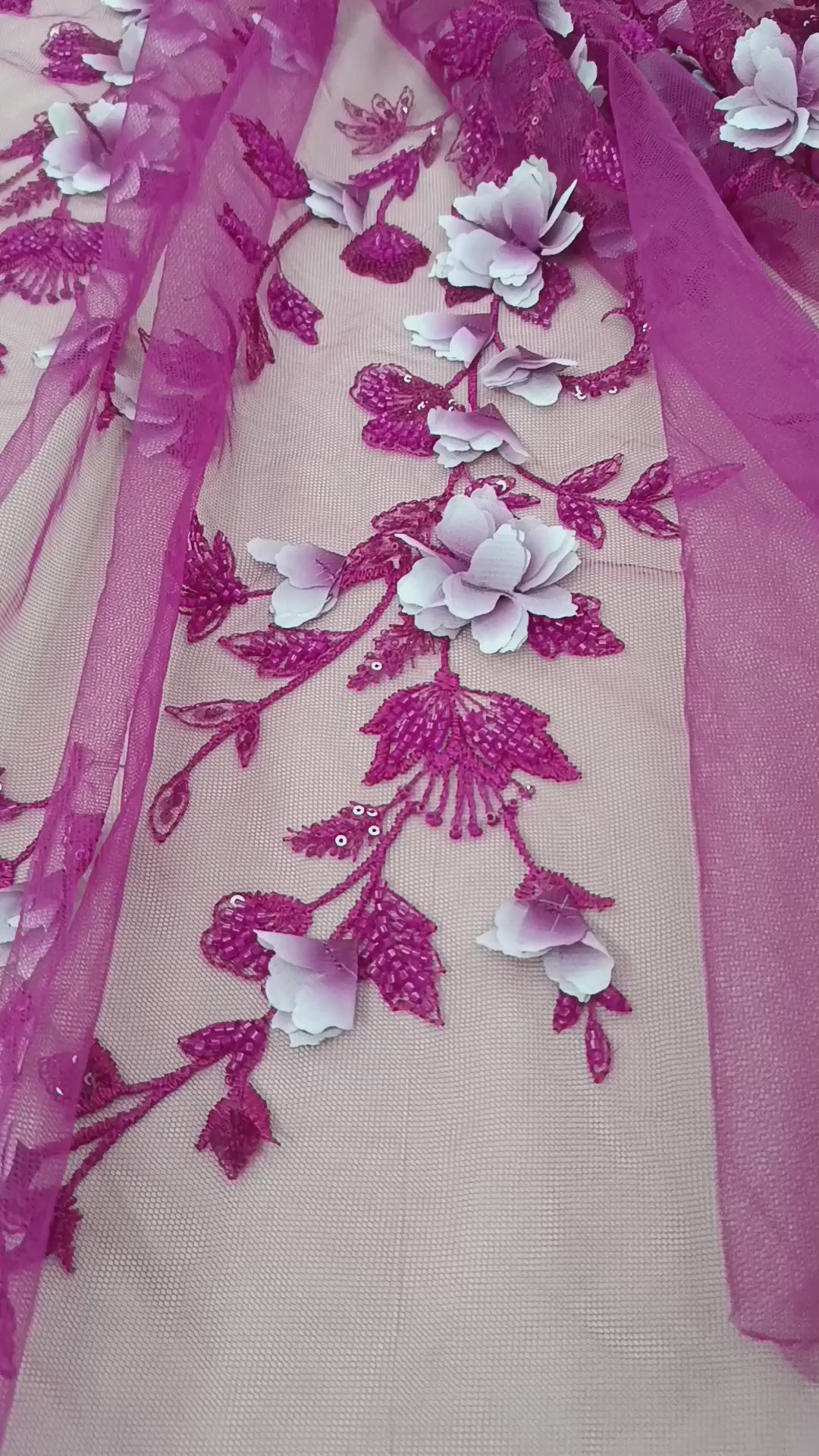 Detaliu al broderiei florale 3D pe tull Fucsia