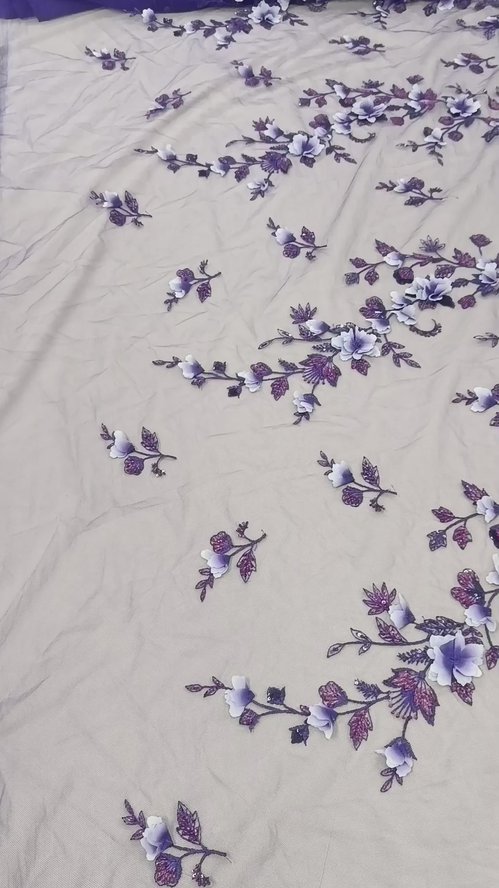 Detalii ale paietelor și broderiei pe tull Violet