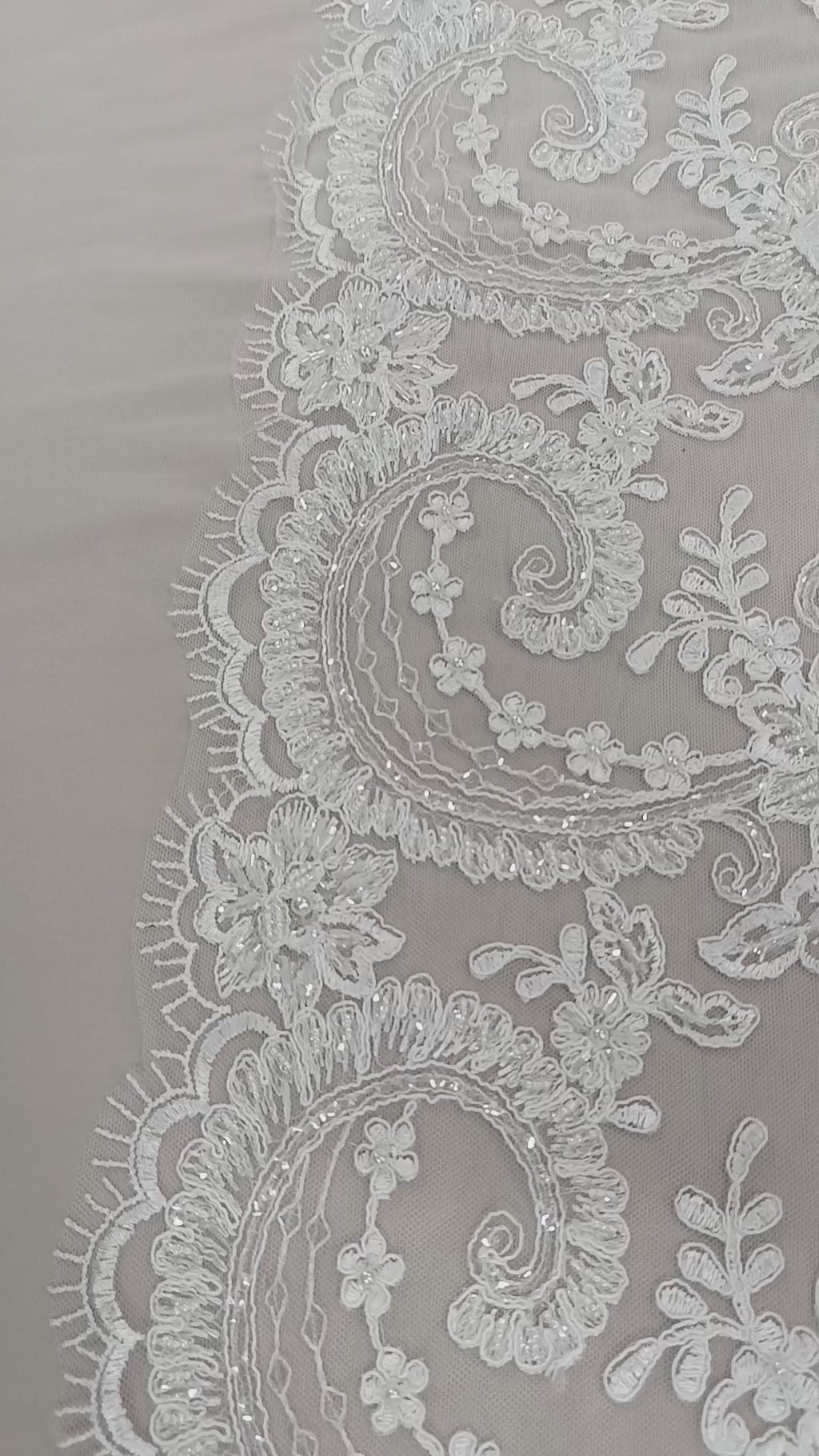 Tull alb cu pietre de nisip și perle pentru rochii elegante