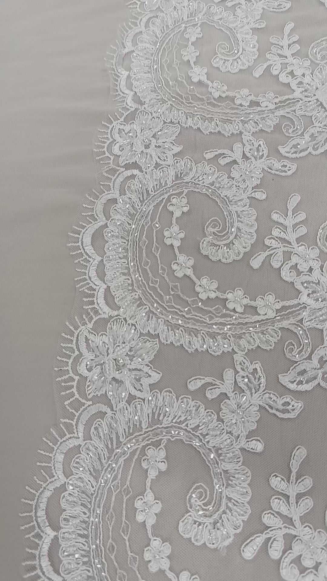 Tull alb cu pietre de nisip și perle pentru rochii elegante