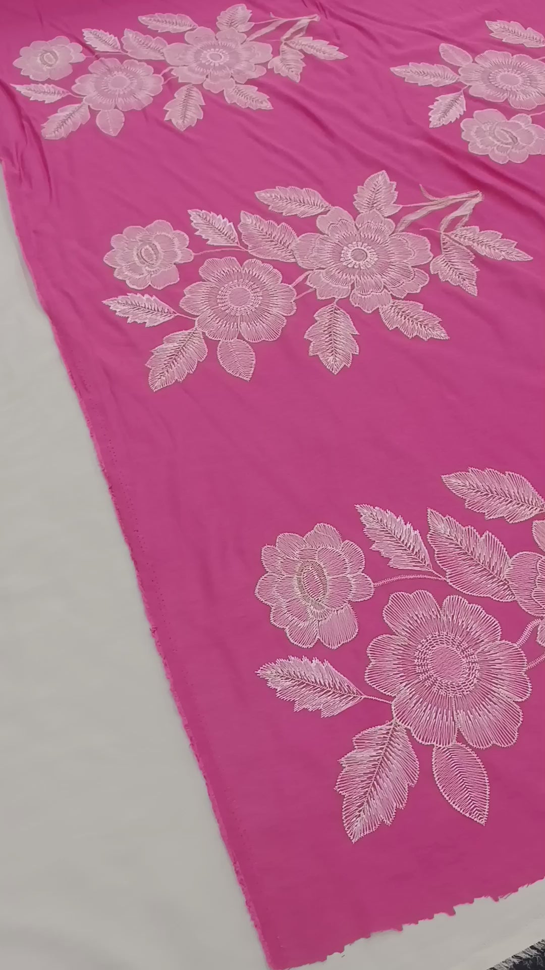 Detaliu al broderiei elegante pe material din bumbac și liocel