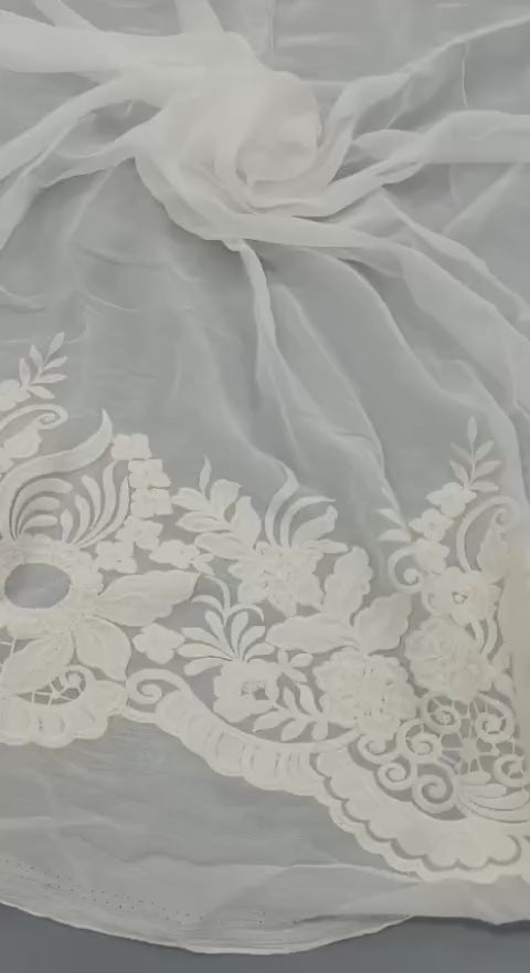 Voal de mătase naturală crem cu broderie elegantă – vedere completă a materialului
