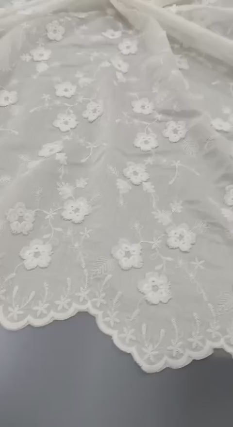 Detaliu al broderiei 3D florale pe material Lyocell ivoar