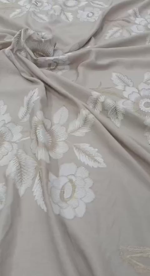 Bumbac Lyocell cu broderie florală din fir metalic bej – vedere completă a materialului