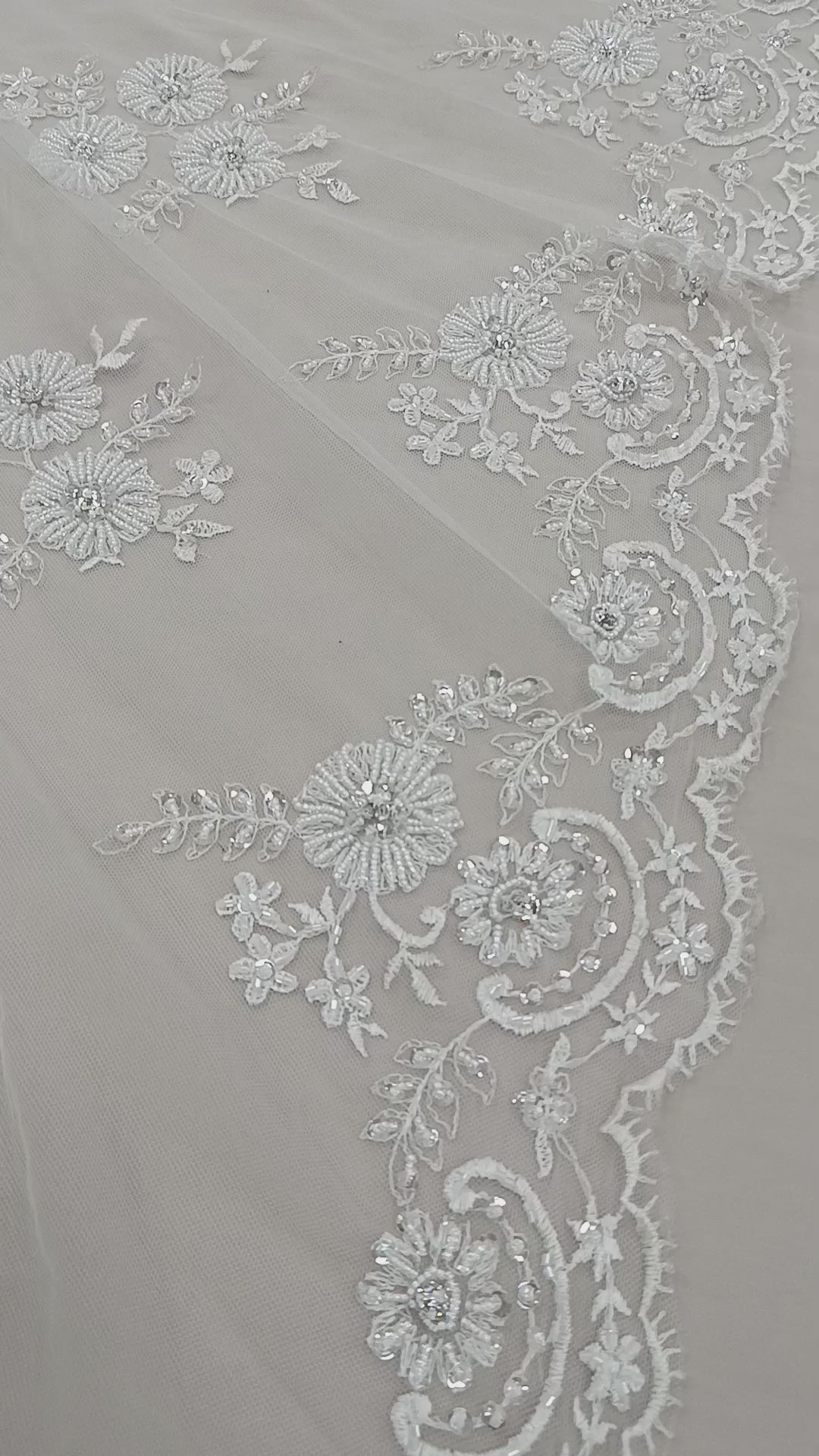 Material de lux din tull alb cu cristale, paiete și pietre decorative pentru rochii elegante