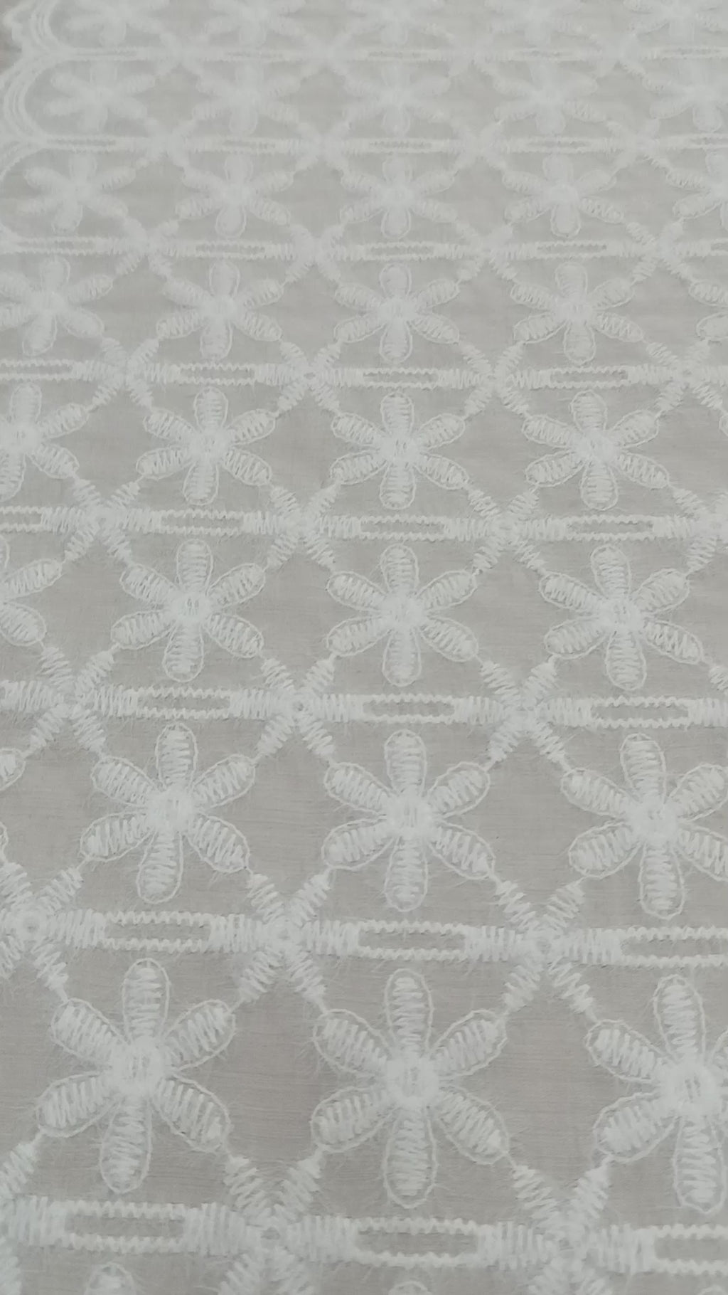 Detaliu broderie periată pe material liocel alb