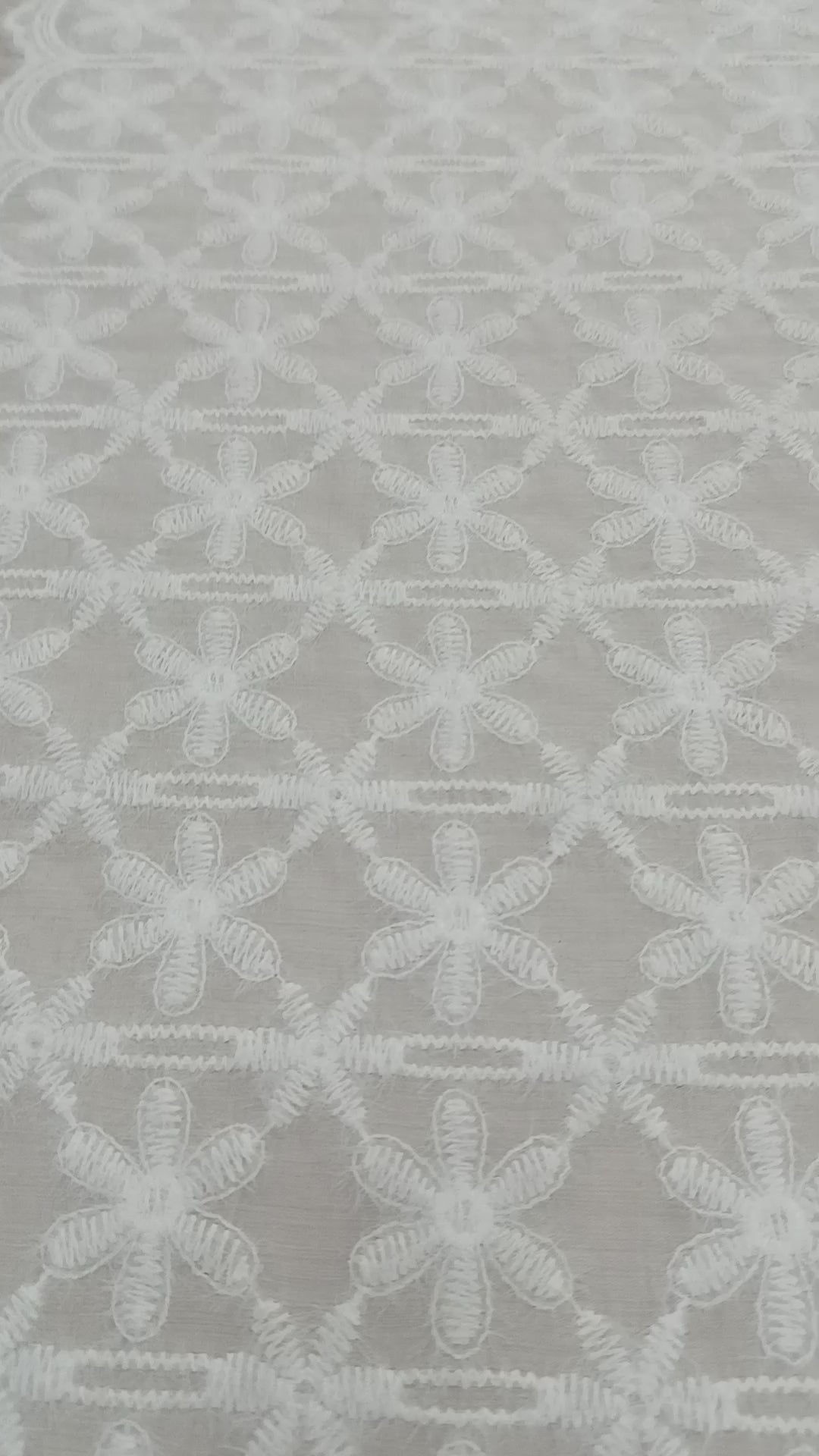 Detaliu broderie periată pe material liocel alb