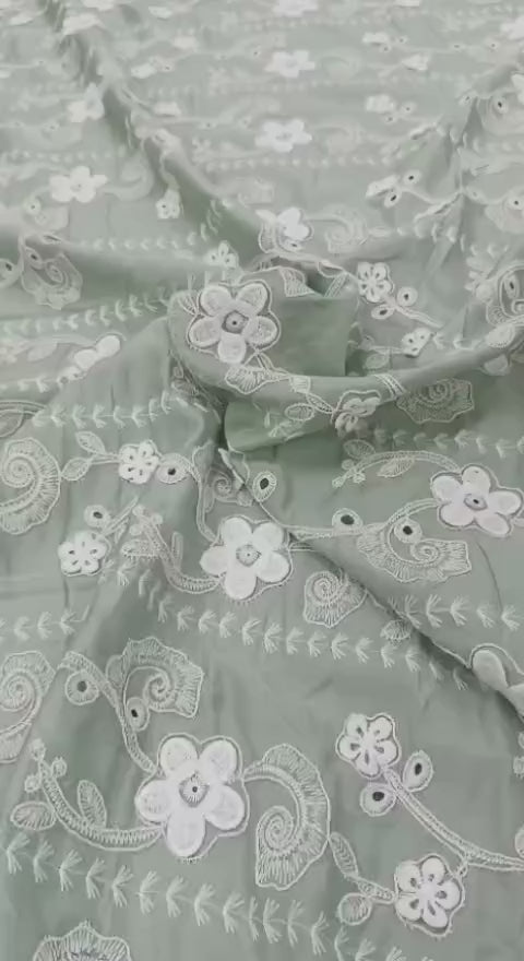 Prim-plan al modelului floral 3D pe bumbac Lyocell verde salvie