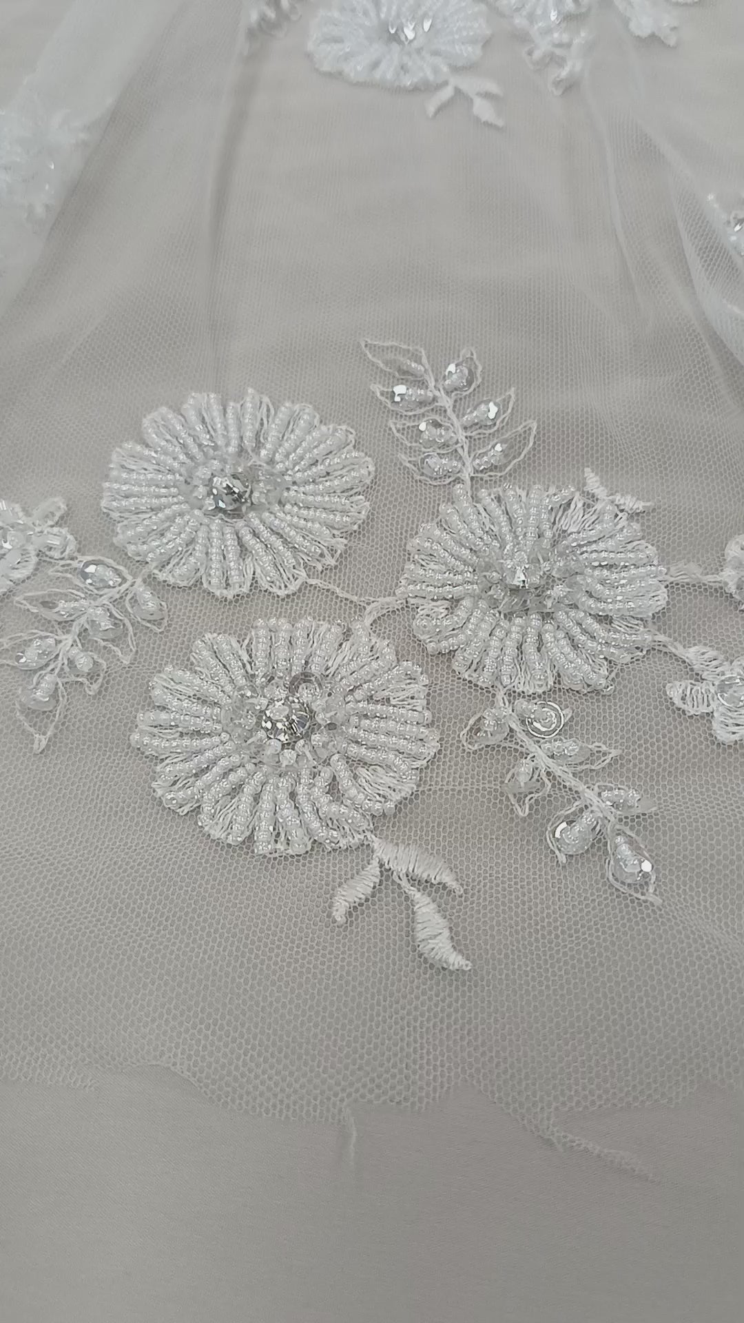 Tull brodat alb cu model floral 3D, paiete și pietre tubulare, vândut la metru
