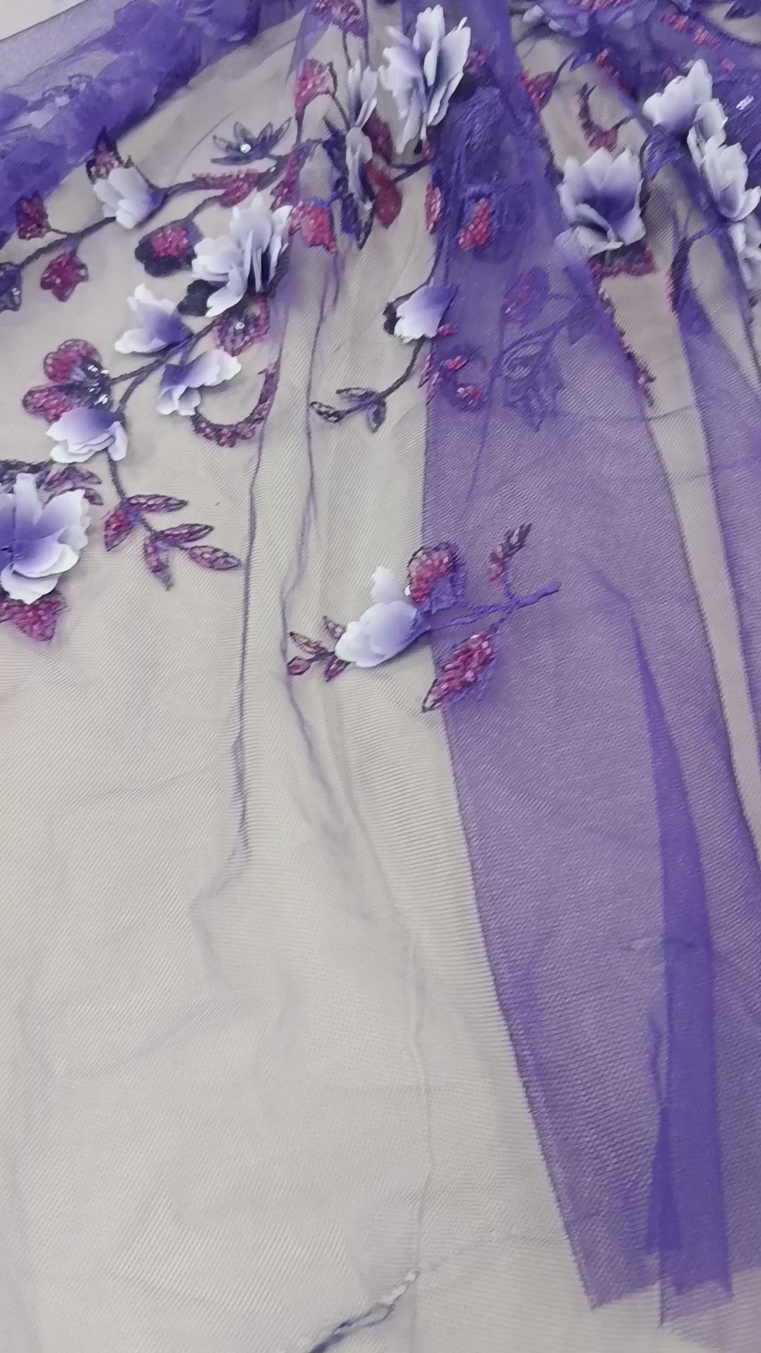 Detaliu al broderiei florale 3D pe tull Violet