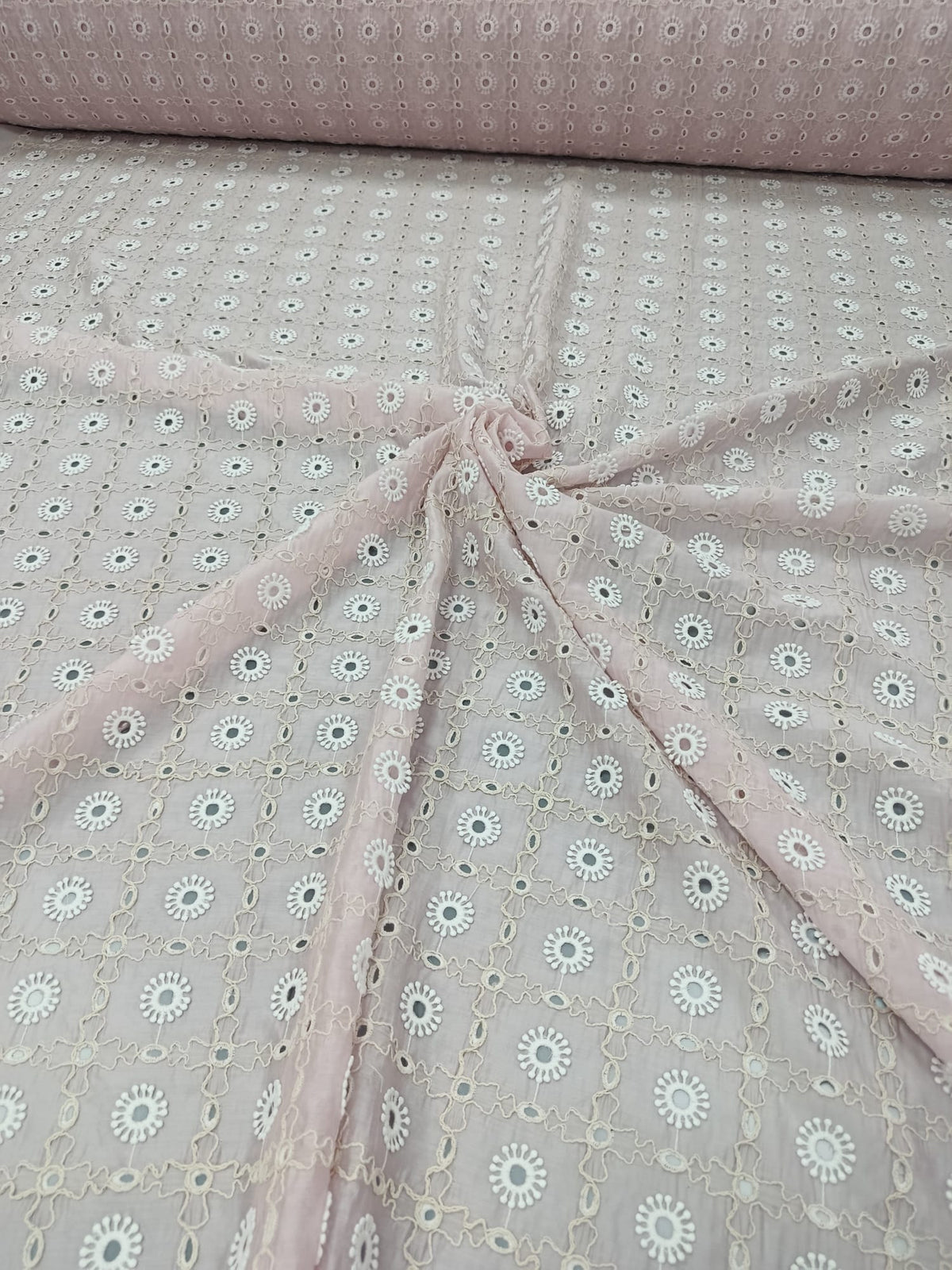 Material Lyocell roz deschis cu broderie spartă pentru rochii și bluze