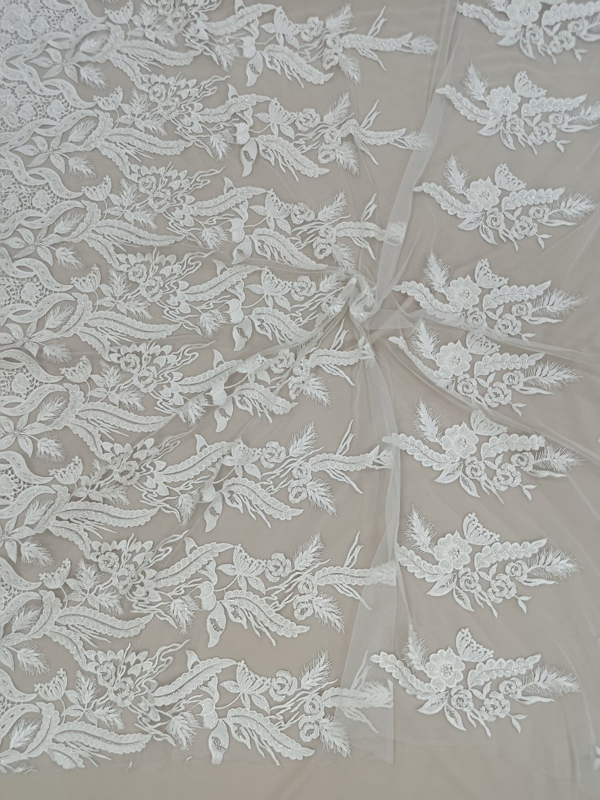Design elegant din tul alb cu broderie florală, perle și pietre pentru rochii de mireasă.