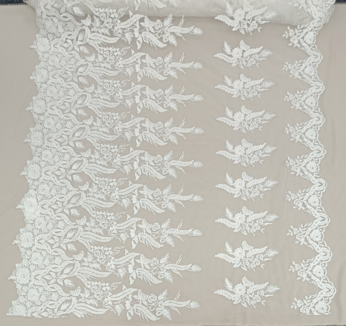 Detaliu broderie florală pe tul alb cu perle și pietre decorative.