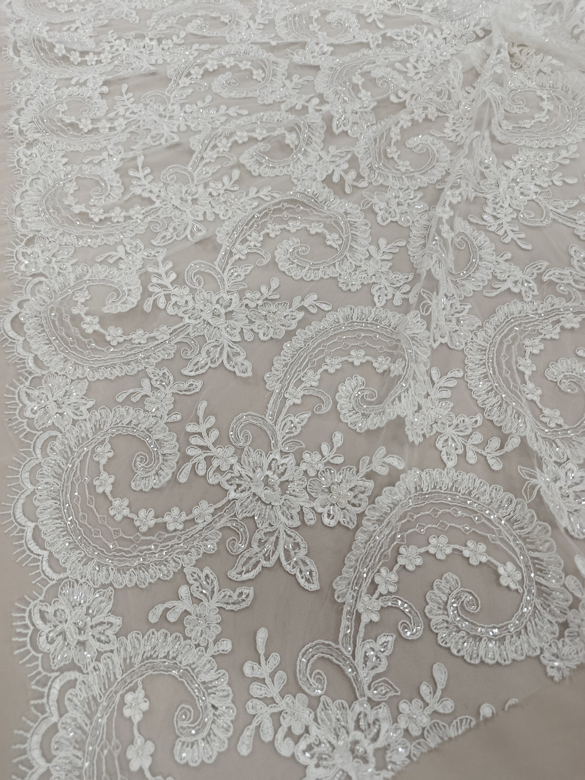 Model Paisley brodat pe tull alb cu pietre tubulare