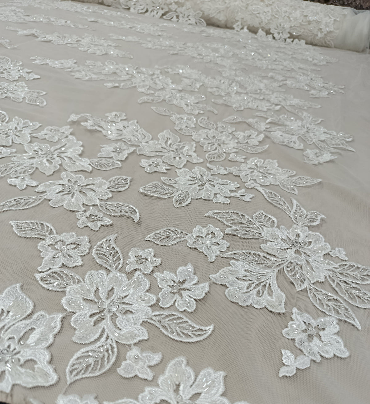 Detaliu al pietrelor tubulare pe material tull alb elegant