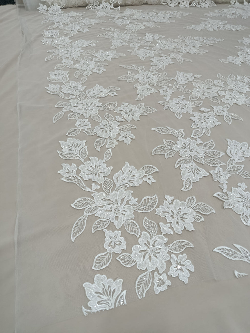Material premium din tull alb cu perle și pietre decorative