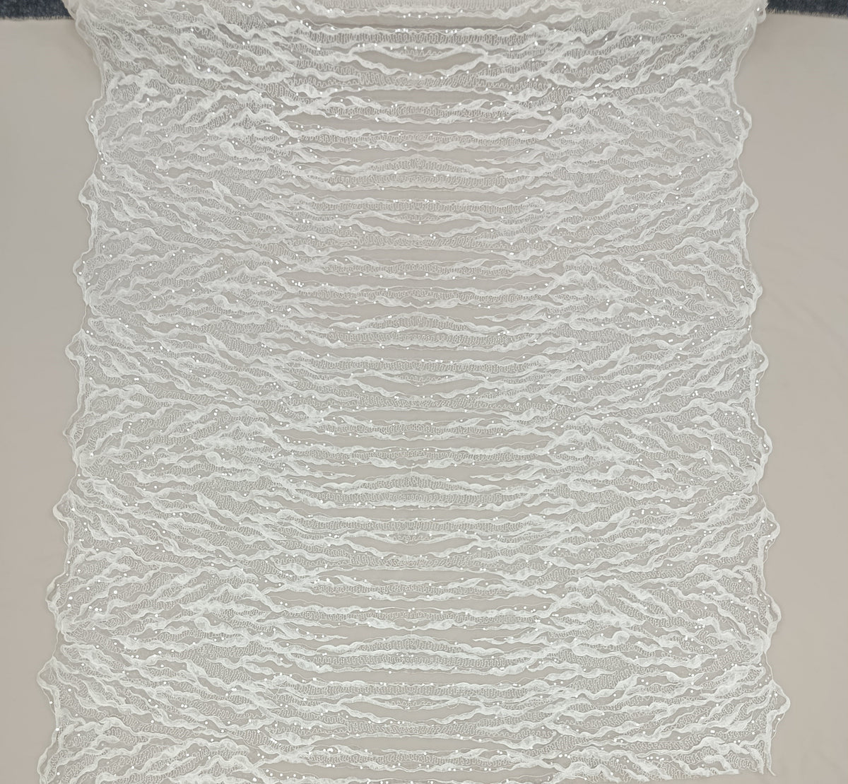 Material textil premium din tull alb brodat cu paiete