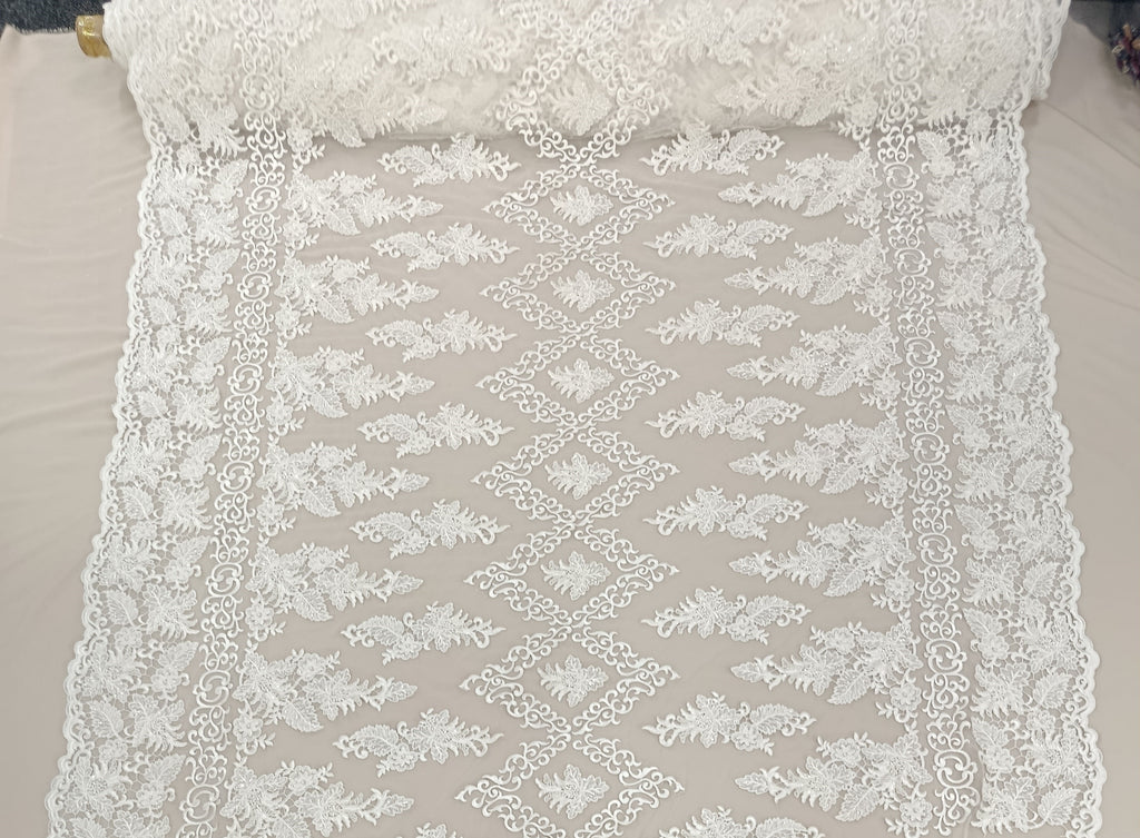 Broderie elegantă cu frunze și paiete pe material tull alb