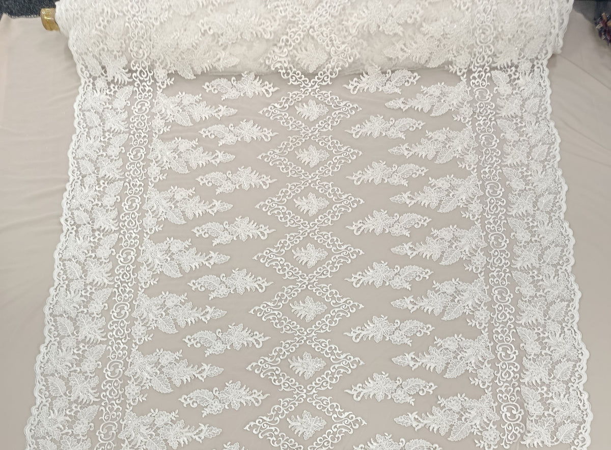 Broderie elegantă cu frunze și paiete pe material tull alb