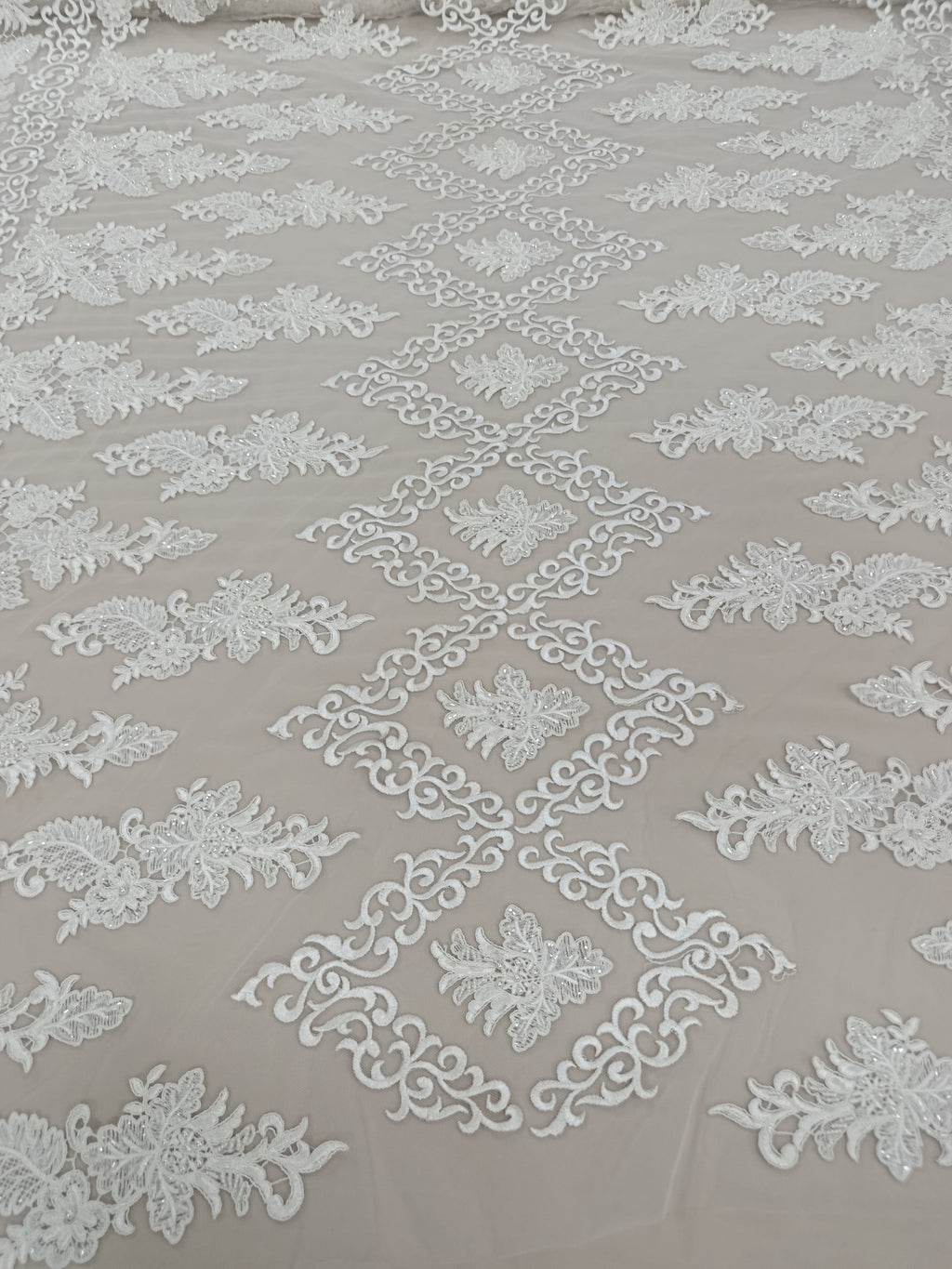 Material tull alb pentru rochii de mireasă cu broderie și paiete