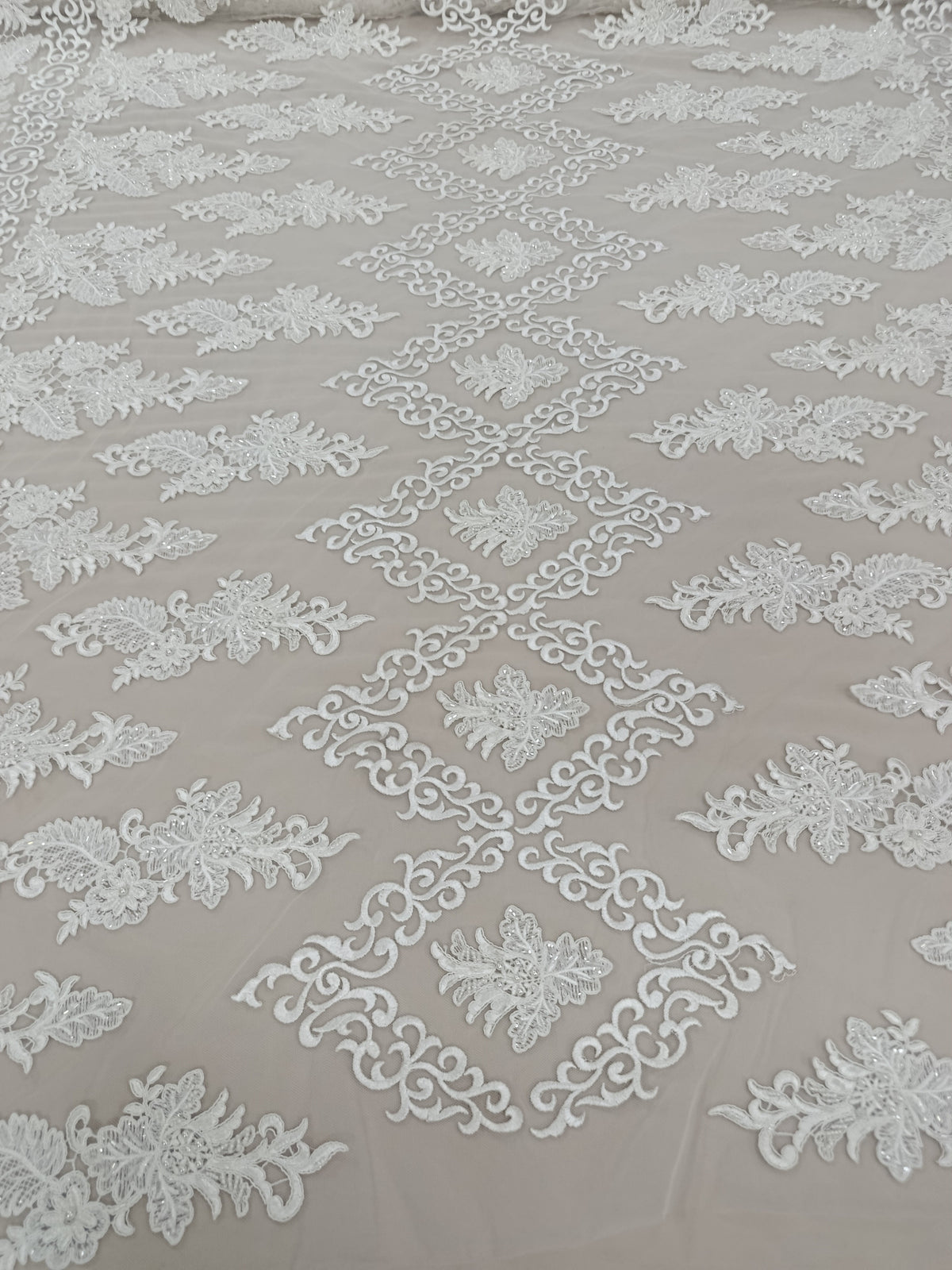 Material tull alb pentru rochii de mireasă cu broderie și paiete
