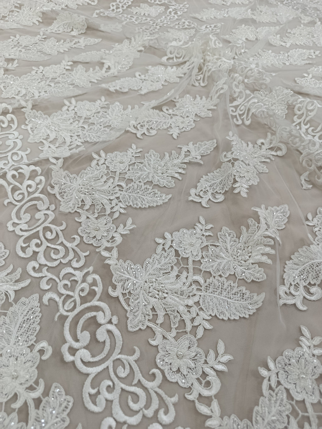 Detaliu broderie model frunze pe tull alb cu pietre tubulare