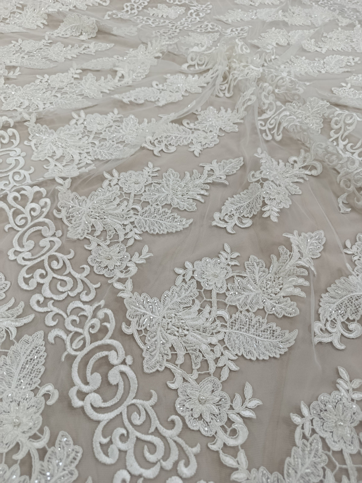 Detaliu broderie model frunze pe tull alb cu pietre tubulare