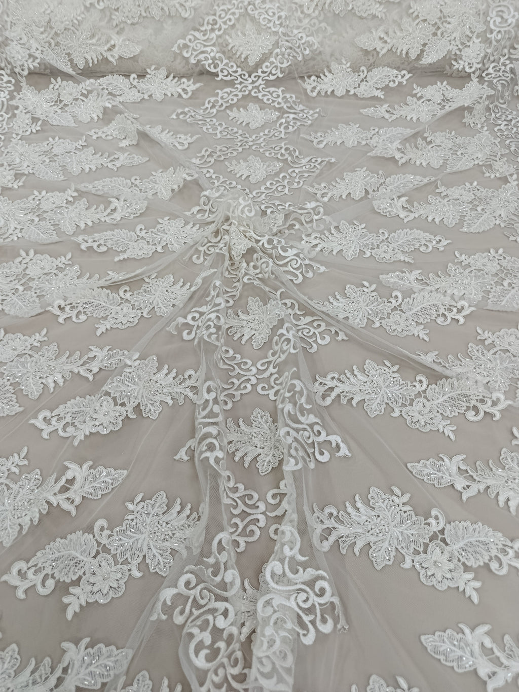 Material elegant din tull alb cu aplicații decorative și frunze brodate