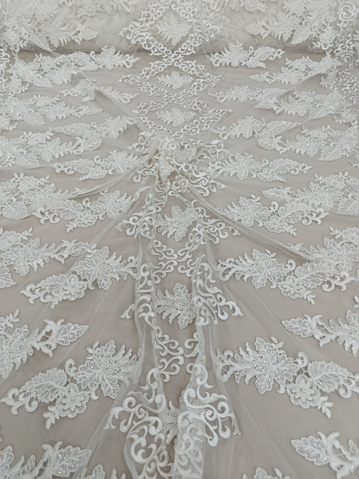 Material elegant din tull alb cu aplicații decorative și frunze brodate