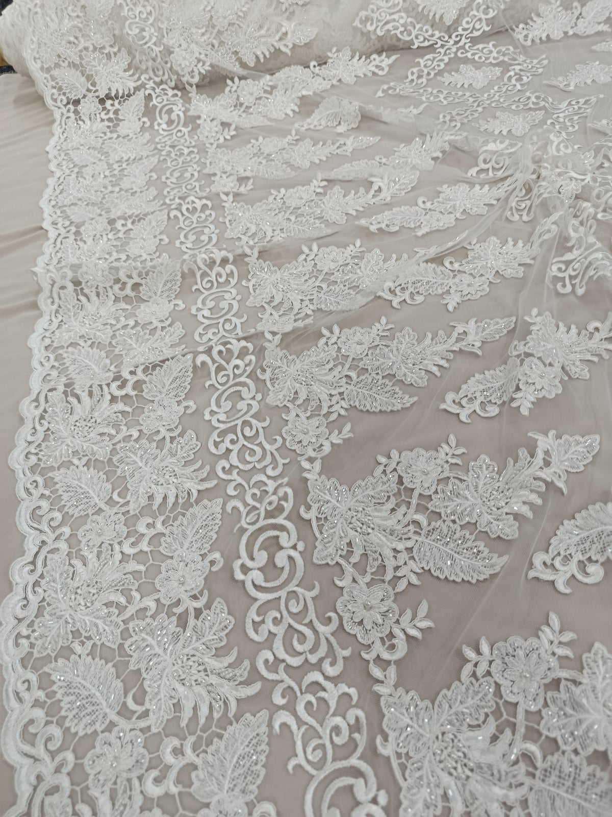 Prim-plan al broderiei cu pietre de nisip și model frunze