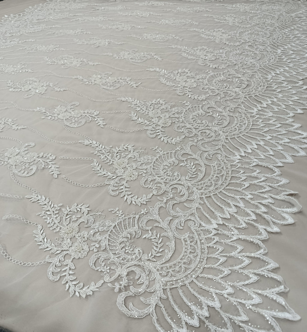 Tull premium alb cu flori brodate și perle decorative