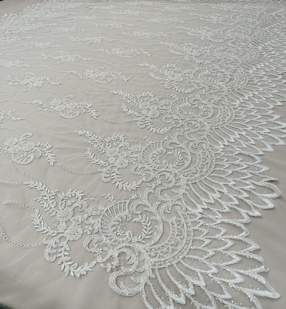 Tull premium alb cu flori brodate și perle decorative